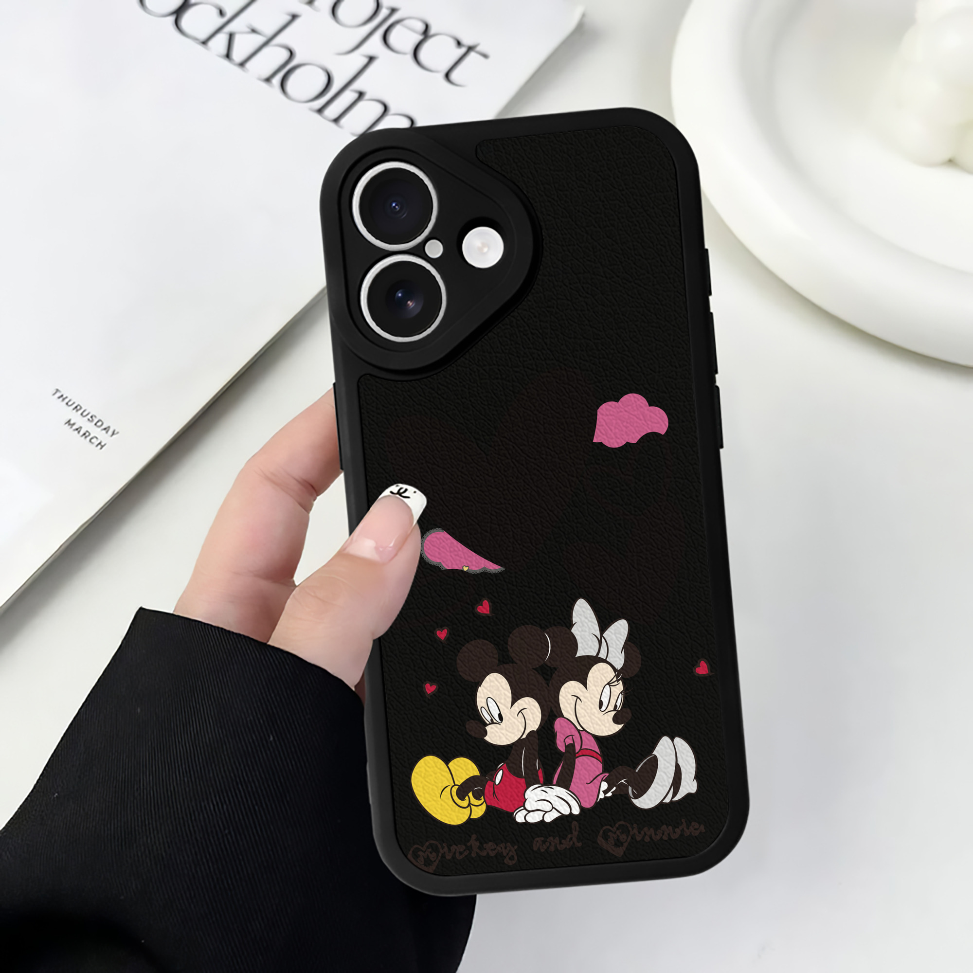（画像用） ミッキーマウス Mickey Mouse 【iPhone 16シリーズ対応】シリコンスマホケース（レザー調） 材質：シリコン